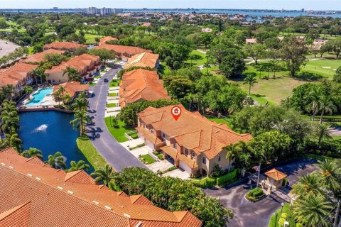 Townhouse in Saint Petersburg, Florida 3 bedrooms, 216.65 sq.m. № 1130668 - photo 3