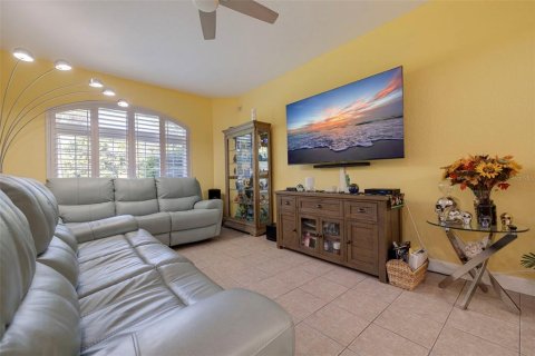 Townhouse in Saint Petersburg, Florida 3 bedrooms, 216.65 sq.m. № 1130668 - photo 10