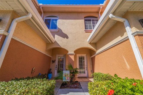 Townhouse in Saint Petersburg, Florida 3 bedrooms, 216.65 sq.m. № 1130668 - photo 5