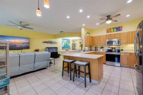 Townhouse in Saint Petersburg, Florida 3 bedrooms, 216.65 sq.m. № 1130668 - photo 11