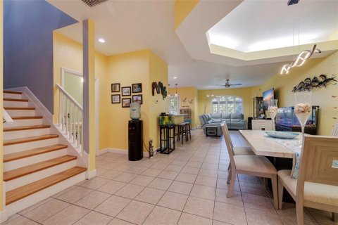 Townhouse in Saint Petersburg, Florida 3 bedrooms, 216.65 sq.m. № 1130668 - photo 7