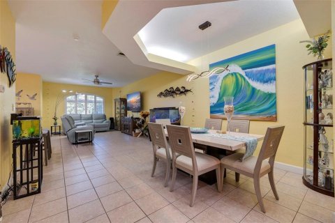 Townhouse in Saint Petersburg, Florida 3 bedrooms, 216.65 sq.m. № 1130668 - photo 8