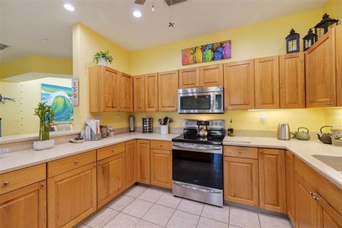 Townhouse in Saint Petersburg, Florida 3 bedrooms, 216.65 sq.m. № 1130668 - photo 12