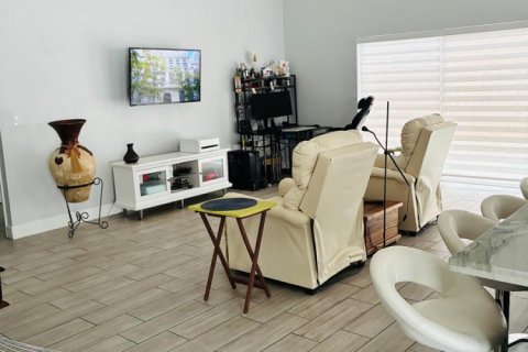 Villa ou maison à vendre à Pembroke Pines, Floride: 3 chambres, 150.87 m2 № 2402018 - photo 11
