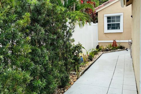 Villa ou maison à vendre à Pembroke Pines, Floride: 3 chambres, 150.87 m2 № 2402018 - photo 3