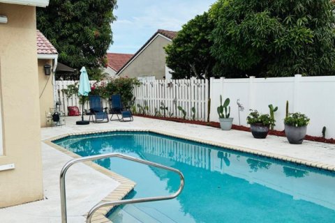 Villa ou maison à vendre à Pembroke Pines, Floride: 3 chambres, 150.87 m2 № 2402018 - photo 19