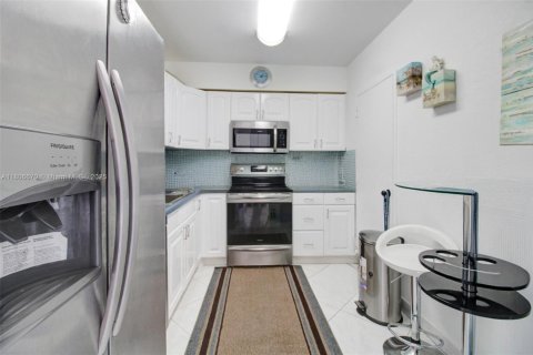 Condo in Hallandale Beach, Florida, 1 bedroom  № 1745975 - photo 8