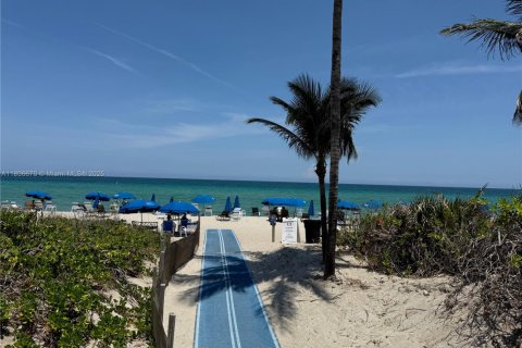 Condo in Hallandale Beach, Florida, 1 bedroom  № 1745975 - photo 26