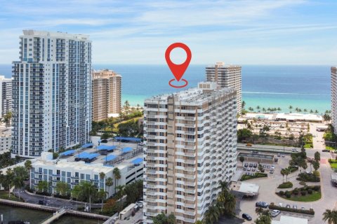 Condo in Hallandale Beach, Florida, 1 bedroom  № 1745975 - photo 1