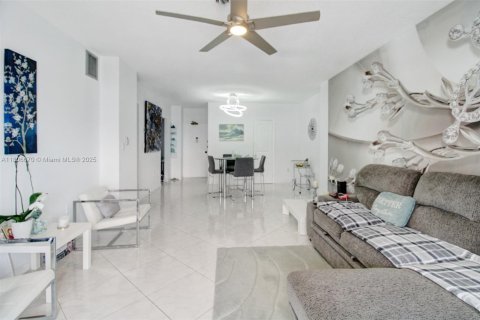 Condo in Hallandale Beach, Florida, 1 bedroom  № 1745975 - photo 6
