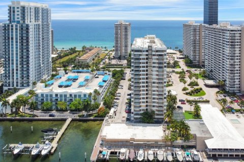 Condo in Hallandale Beach, Florida, 1 bedroom  № 1745975 - photo 2