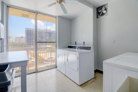 Condo in Hallandale Beach, Florida, 1 bedroom  № 1745975 - photo 18