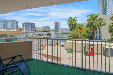 Condo in Hallandale Beach, Florida, 1 bedroom  № 1745975 - photo 13