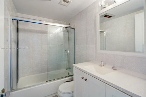 Condo in Hallandale Beach, Florida, 1 bedroom  № 1745975 - photo 12
