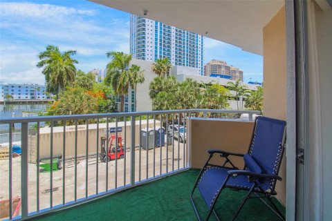Condo in Hallandale Beach, Florida, 1 bedroom  № 1745975 - photo 14
