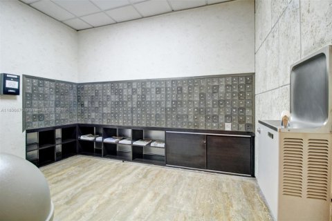 Condo in Hallandale Beach, Florida, 1 bedroom  № 1745975 - photo 17