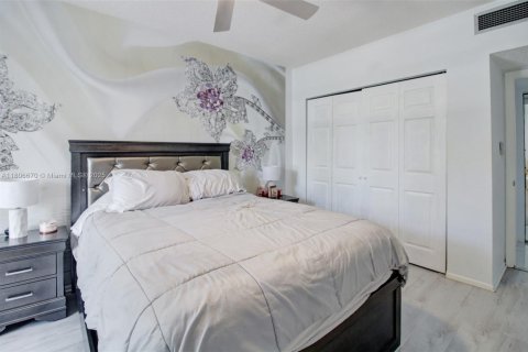 Condo in Hallandale Beach, Florida, 1 bedroom  № 1745975 - photo 10