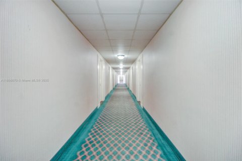 Condo in Hallandale Beach, Florida, 1 bedroom  № 1745975 - photo 3