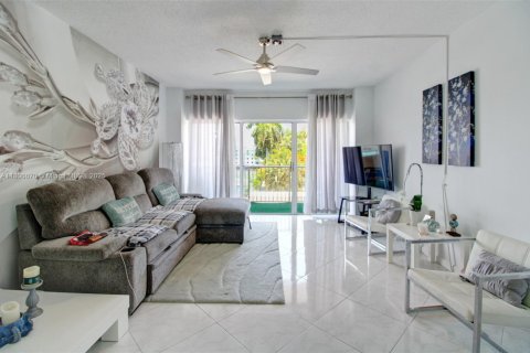 Condo in Hallandale Beach, Florida, 1 bedroom  № 1745975 - photo 5