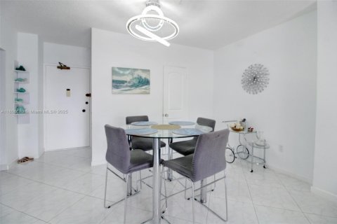Condo in Hallandale Beach, Florida, 1 bedroom  № 1745975 - photo 7