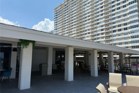 Condo in Hallandale Beach, Florida, 1 bedroom  № 1745975 - photo 22