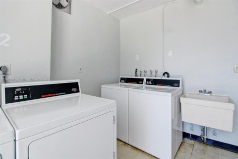 Condo in Hallandale Beach, Florida, 1 bedroom  № 1745975 - photo 19