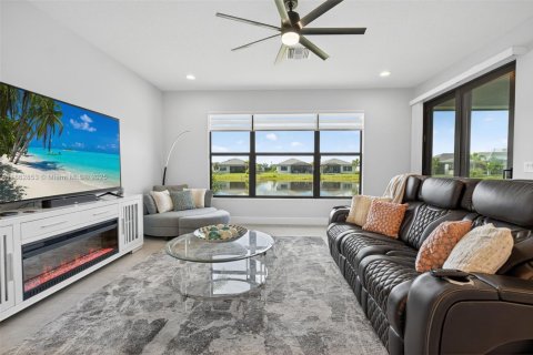 House in Port St. Lucie, Florida 3 bedrooms, 163.6 sq.m. № 1891076 - photo 12