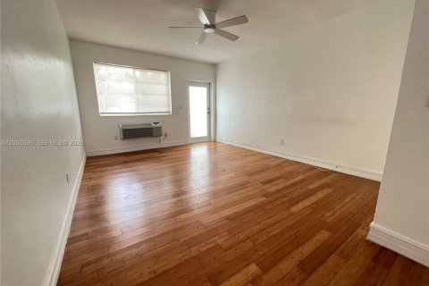 Condominio en alquiler en Miami Beach, Florida, 35.95 m2 № 2265881 - foto 8