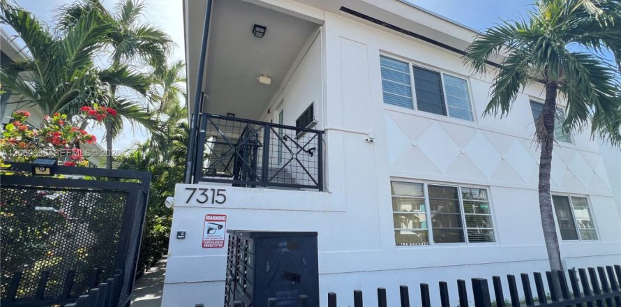 Estudio en el Condominio en Miami Beach, Florida  № 2265881