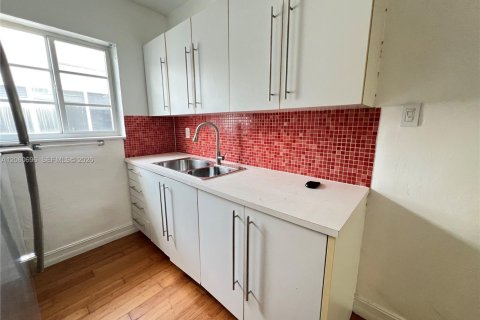 Condominio en alquiler en Miami Beach, Florida, 35.95 m2 № 2265881 - foto 2