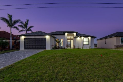 House in Cape Coral, Florida 3 bedrooms, 180.23 sq.m. № 1076152 - photo 30
