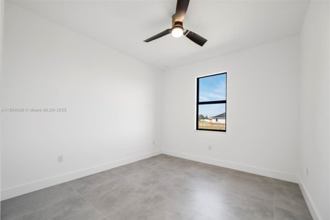 House in Cape Coral, Florida 3 bedrooms, 180.23 sq.m. № 1076152 - photo 27