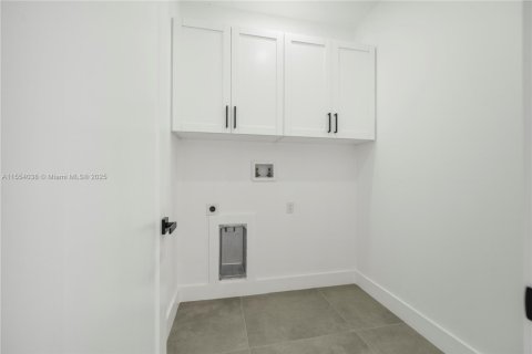 House in Cape Coral, Florida 3 bedrooms, 180.23 sq.m. № 1076152 - photo 26
