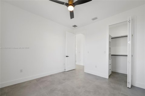 House in Cape Coral, Florida 3 bedrooms, 180.23 sq.m. № 1076152 - photo 28