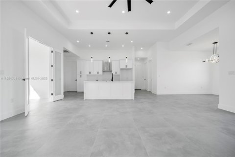 House in Cape Coral, Florida 3 bedrooms, 180.23 sq.m. № 1076152 - photo 3