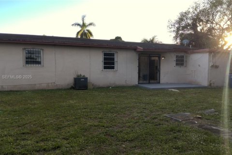 Casa en alquiler en Miami Gardens, Florida, 3 dormitorios, 103.86 m2 № 1992159 - foto 23