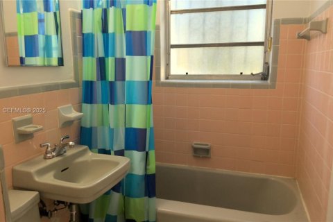 Casa en alquiler en Miami Gardens, Florida, 3 dormitorios, 103.86 m2 № 1992159 - foto 15