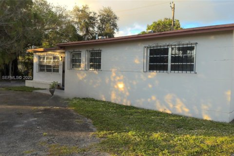 Casa en alquiler en Miami Gardens, Florida, 3 dormitorios, 103.86 m2 № 1992159 - foto 3
