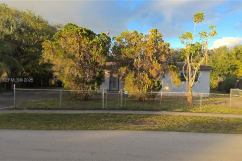 Casa en alquiler en Miami Gardens, Florida, 3 dormitorios, 103.86 m2 № 1992159 - foto 1