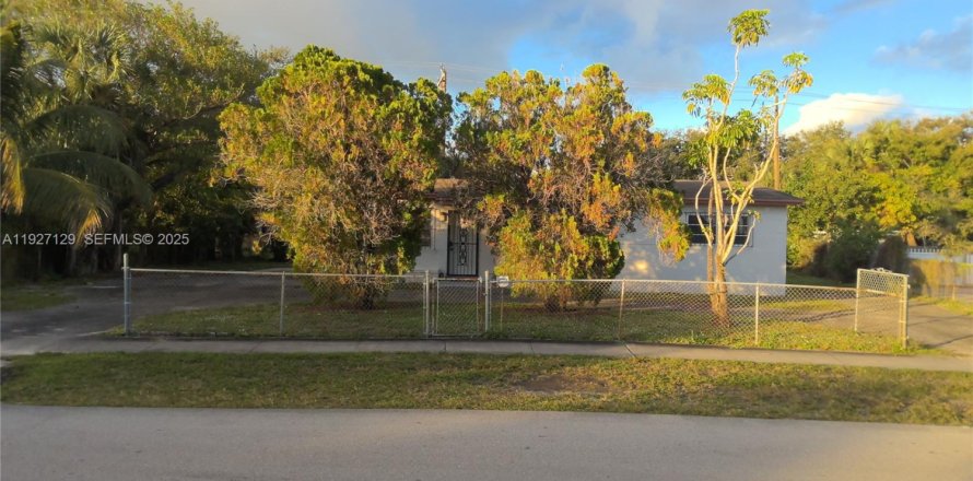 Casa en Miami Gardens, Florida 3 dormitorios, 103.86 m2 № 1992159