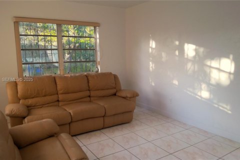 Casa en alquiler en Miami Gardens, Florida, 3 dormitorios, 103.86 m2 № 1992159 - foto 5