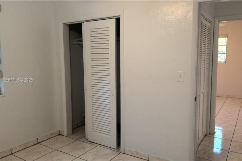 Casa en alquiler en Miami Gardens, Florida, 3 dormitorios, 103.86 m2 № 1992159 - foto 18