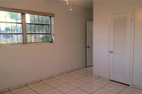 Casa en alquiler en Miami Gardens, Florida, 3 dormitorios, 103.86 m2 № 1992159 - foto 10