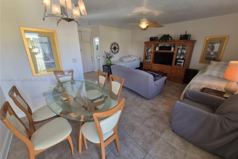Condo in Miami Beach, Florida, 1 bedroom  № 2027273 - photo 2