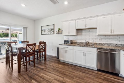 Townhouse in Gibsonton, Florida 3 bedrooms, 136.66 sq.m. № 1725052 - photo 9