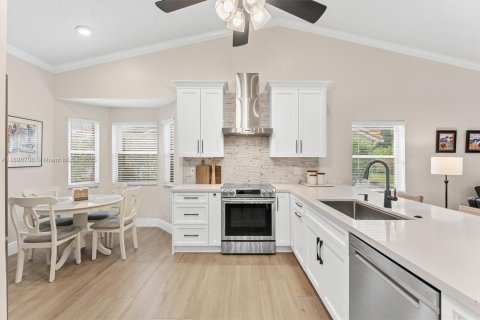 House in Coral Springs, Florida 4 bedrooms, 200.76 sq.m. № 1945024 - photo 10