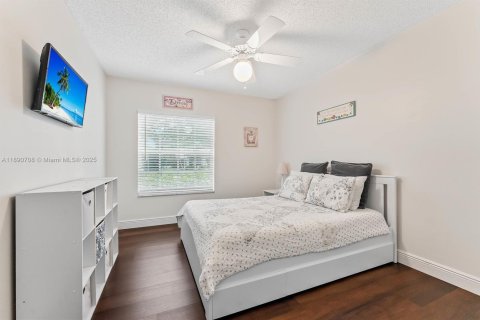 House in Coral Springs, Florida 4 bedrooms, 200.76 sq.m. № 1945024 - photo 25