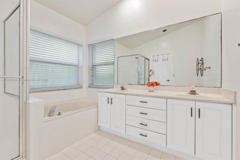 House in Coral Springs, Florida 4 bedrooms, 200.76 sq.m. № 1945024 - photo 23