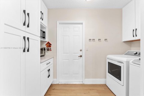 House in Coral Springs, Florida 4 bedrooms, 200.76 sq.m. № 1945024 - photo 14