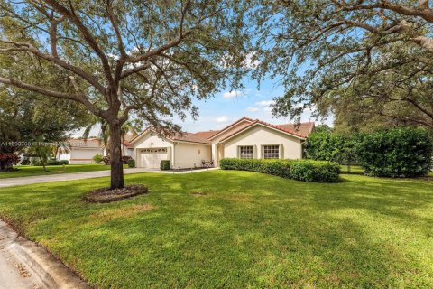 House in Coral Springs, Florida 4 bedrooms, 200.76 sq.m. № 1945024 - photo 2